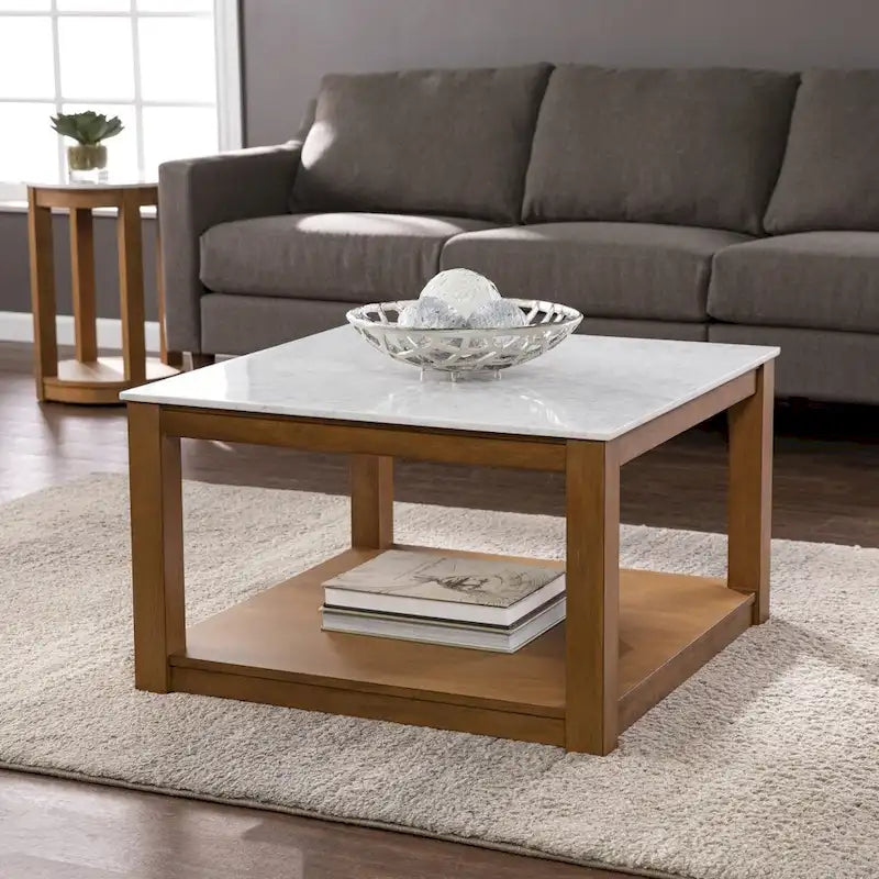 Quadratischer Couchtisch in Marmoroptik mit Ablageboden aus Holz